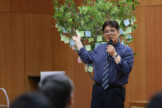 김영준 신임 한국콘텐츠진흥원장이 2일 전남 나주 소재 한국콘텐츠진흥원 빛가람홀에서 열린 '하이 헬로' 토크콘서트에서 임직원들이 전한 메시지에 답변하고 있다.    한국콘텐츠진흥원 제공
